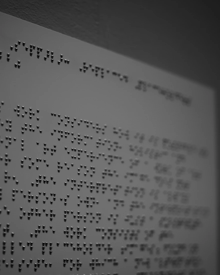 Een bladzijde in braille, van dichtbij gefotografeerd